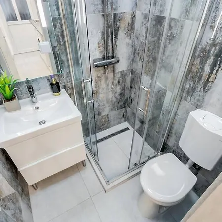 Modern Luxe Retreat 아파트